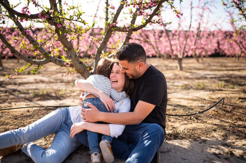 Eine Familie spielt in Cieza während die Zeit der Blüttung